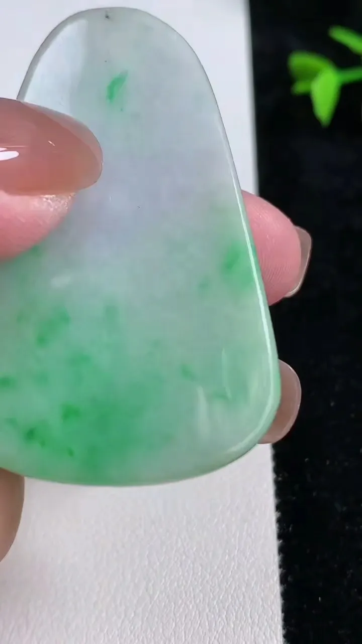 天然A货翡翠九尾狐吊坠，尺寸54.2-33.8-3.8，重量:17.30g
11月13日