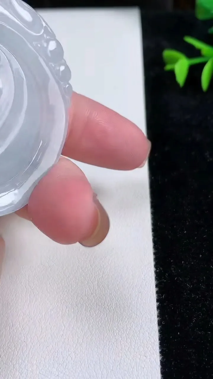 天然A货翡翠冰种飘花如意吊坠，尺寸52.3-45.7-6，重量:26.81g
11月13日