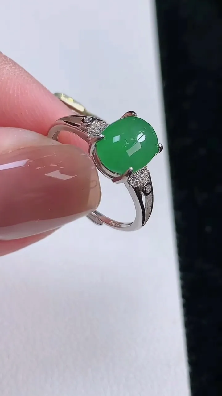 天然A货翡翠蛋面戒指，尺寸9-7，重:1.92g2025年11月13日
工厂直销收藏佳品,种好水足，色泽均匀，有种有色，上手高大气！