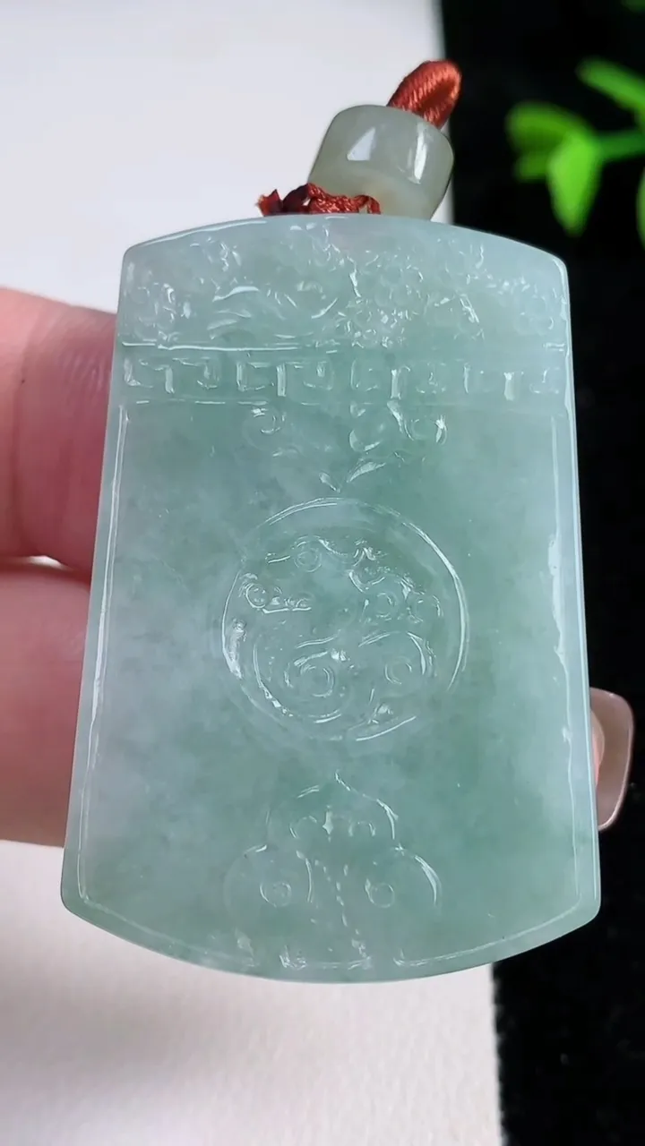 天然A货翡翠仿古无事牌吊坠，尺寸43.8-30.8-5.8，重量:22.93g
11月13日