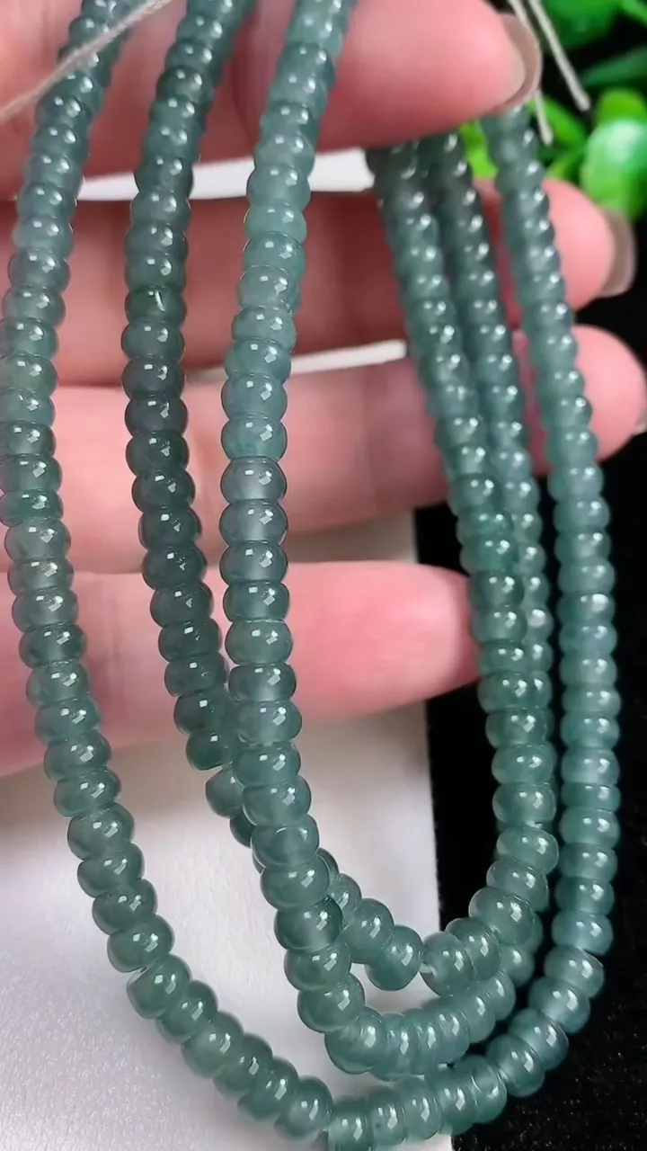 天然A货翡翠算盘珠项链，尺寸5.2-124颗，重:42.47g11月13日
工厂直销收藏佳品,种好水足，色泽均匀，有种有色，上手高大气！