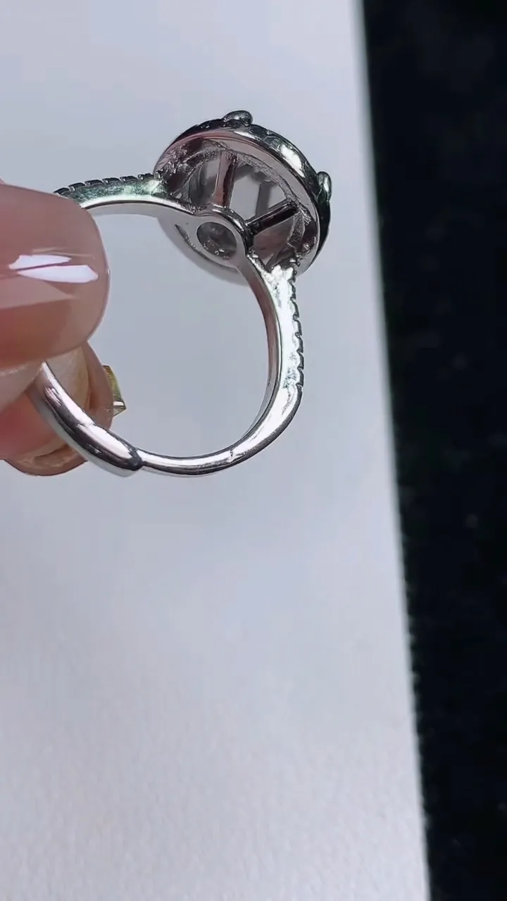 天然A货翡翠蛋面戒指，尺寸12-10，重:3.62g2025年11月13日
工厂直销收藏佳品,种好水足，色泽均匀，有种有色，上手高大气！