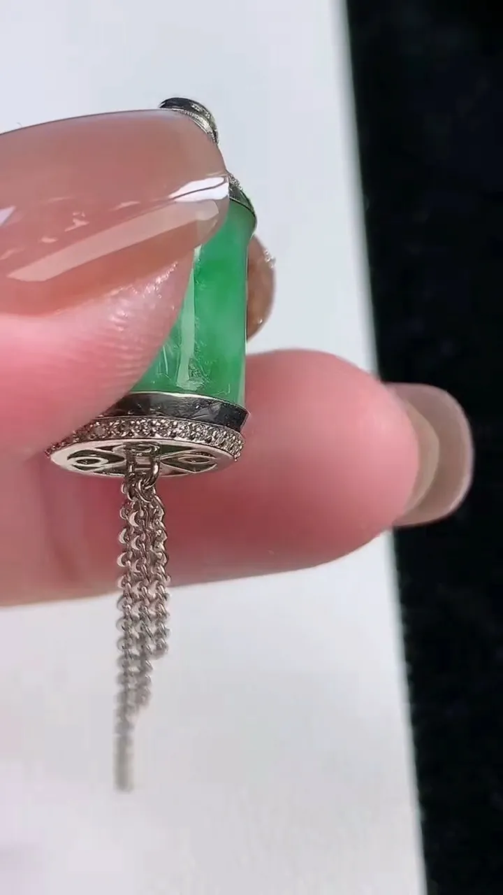 天然A货翡翠路路通吊坠，尺寸14.1-12，重:5.43g
11月13日