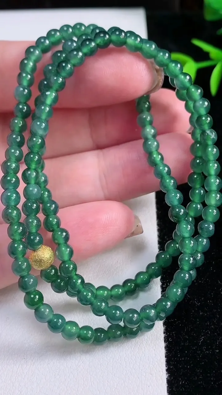 天然A货翡翠圆珠项链，尺寸4-140颗，重量:19.74g
11月13日