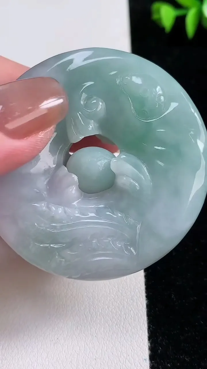 天然A货翡翠龙牌吊坠，尺寸51.7-11.7，重:59.06g
11月13日