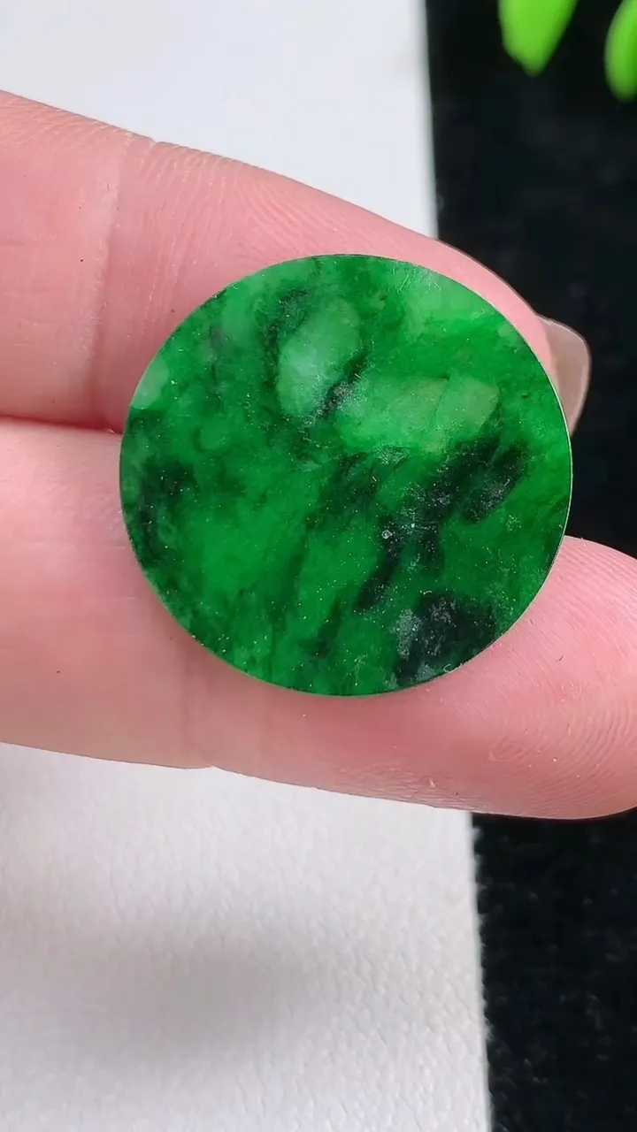 天然A货翡翠无事牌镶嵌件，尺寸23.5-1.2重:1.61g
11月13日