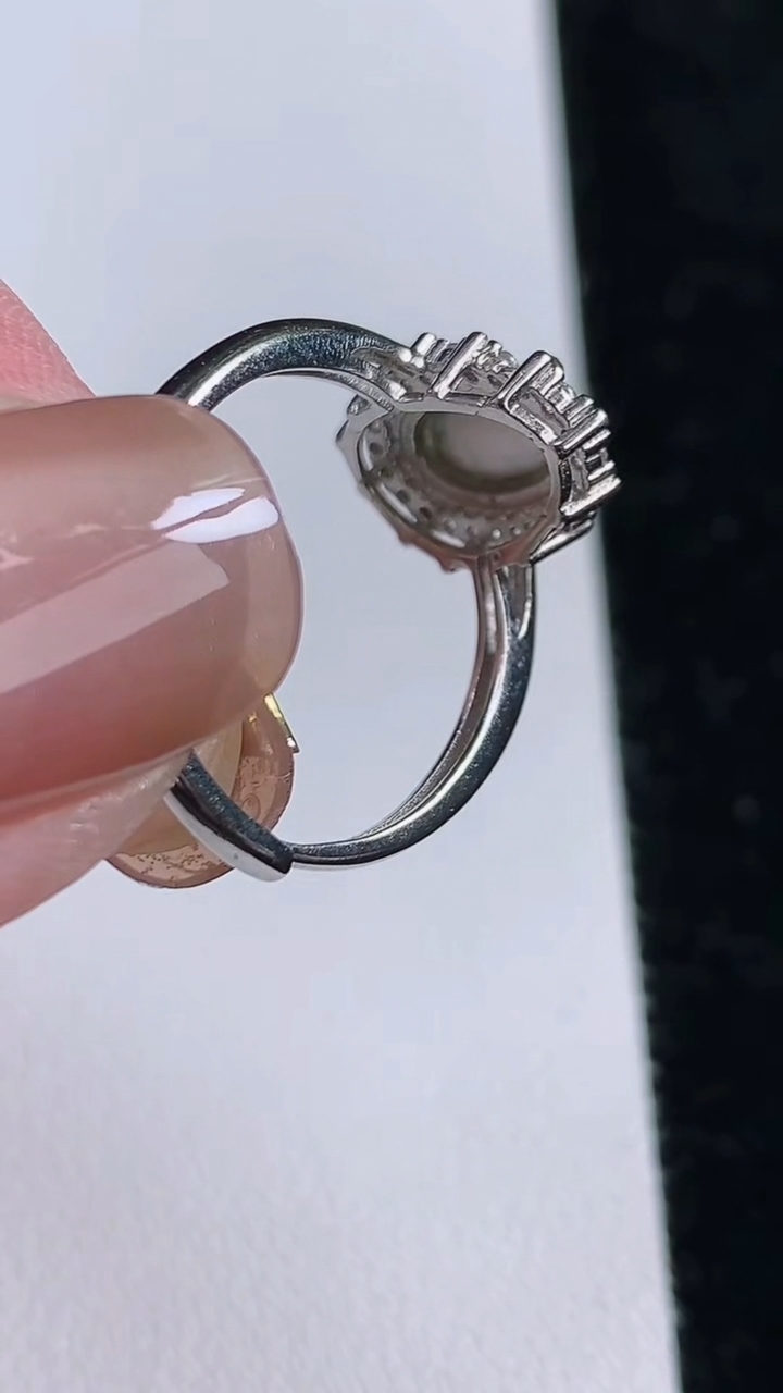 天然A货翡翠蛋面戒指，尺寸8.6-5.3，重:2.35g2025年11月13日
工厂直销收藏佳品,种好水足，色泽均匀，有种有色，上手高大气！