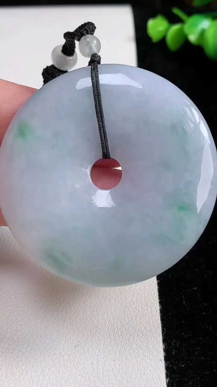 天然A货翡翠平安扣吊坠，尺寸51.8-6.9，重:40.72g
11月13日