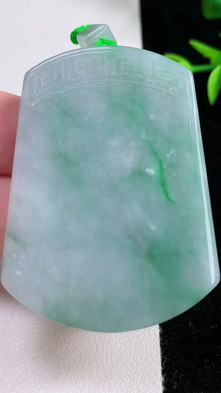 天然A货翡翠仿古无事牌吊坠 尺寸54-40-5.8，重:36.10g
11月13日