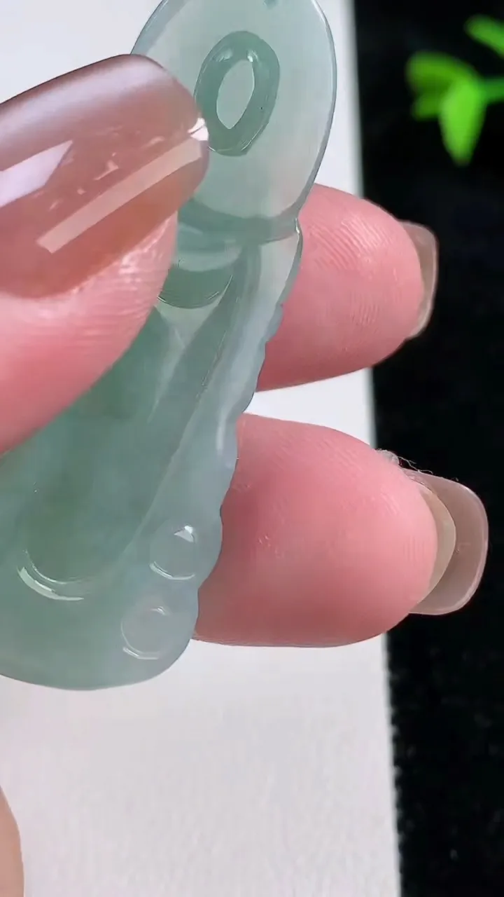 天然A货翡翠观音菩萨吊坠，尺寸50-20.2-5.6，重量:10.15g
11月13日