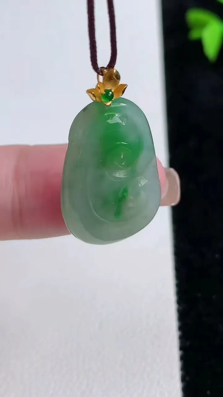 天然A货翡翠如意吊坠，尺寸25-15.8-2.8，重量:2.74g
11月13日