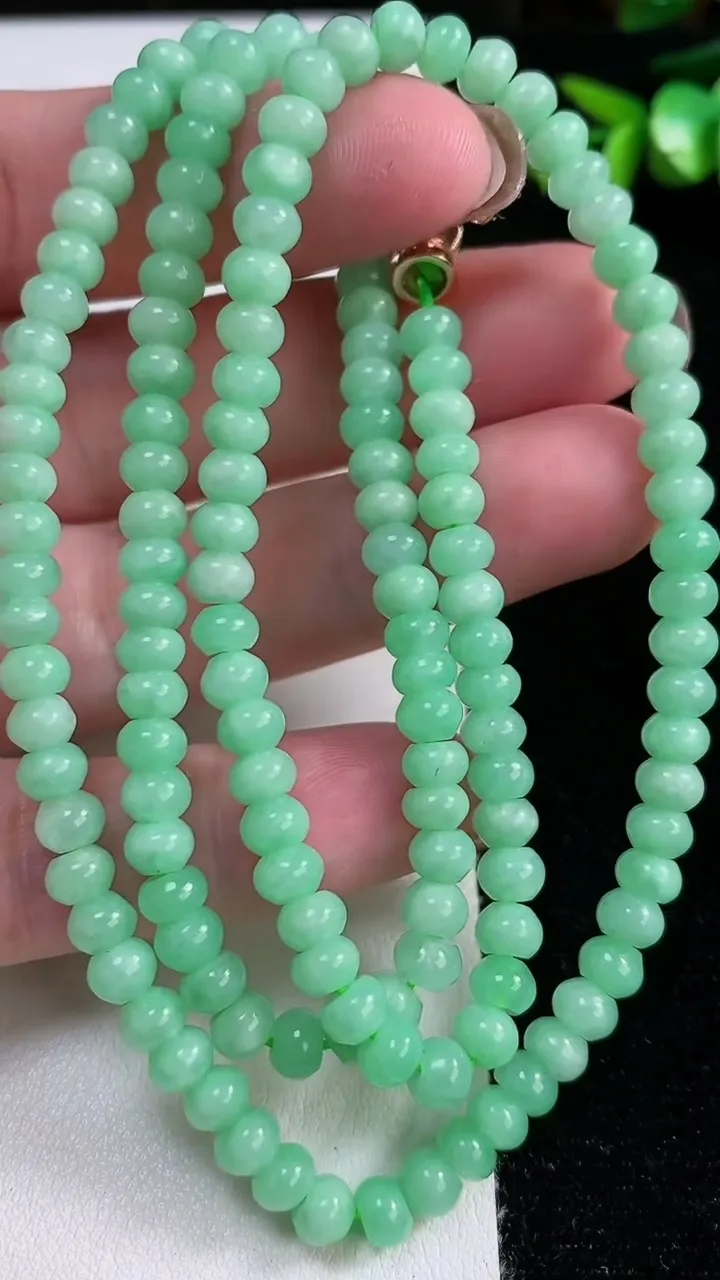 天然A货翡翠算盘珠项链，尺寸5.5-148颗，重:32.81g11月13日
工厂直销收藏佳品,种好水足，色泽均匀，有种有色，上手高大气！