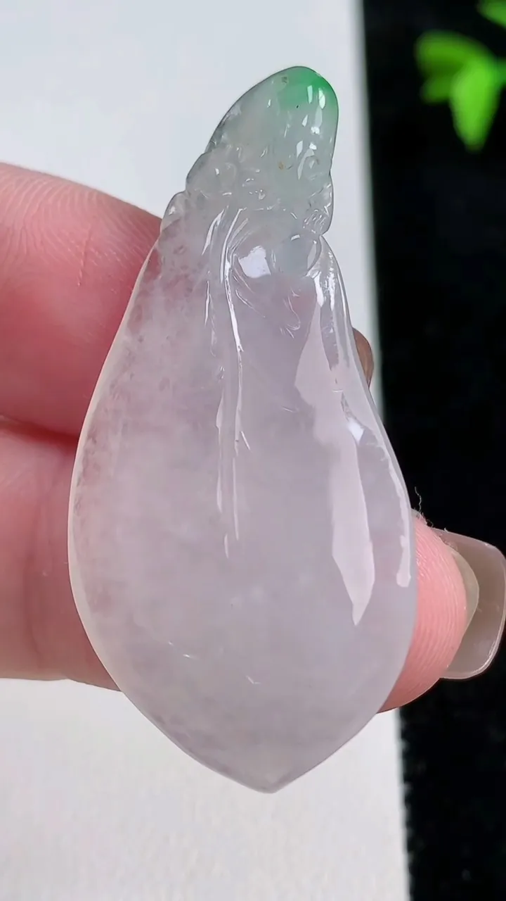 天然A货翡翠金枝玉叶 叶子吊坠，尺寸44.7-21-5.2，重量:8.25g
11月13日