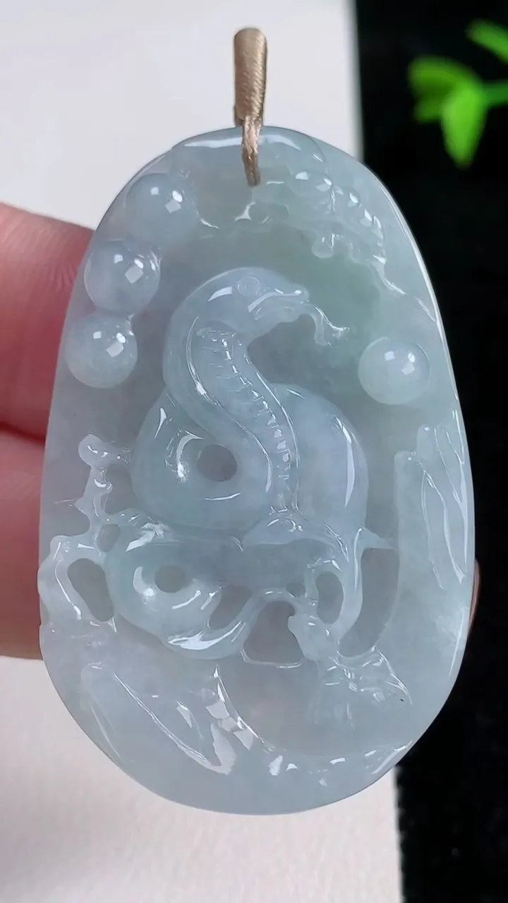 天然A货翡翠生肖蛇吊坠，尺寸47.4-30-5.4，重量:15.82g
11月13日