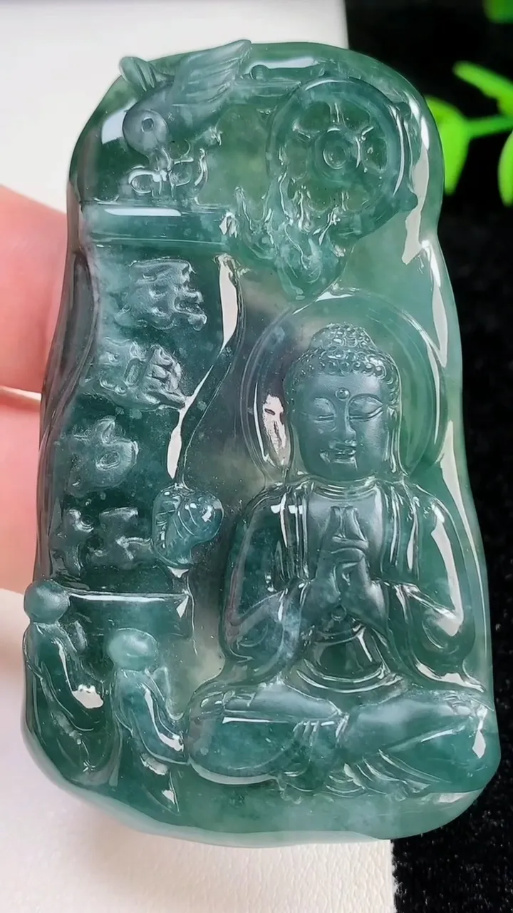 天然A货翡翠阿弥陀佛吊坠，尺寸69.5-41-6.3，重量:38.01g
11月13日