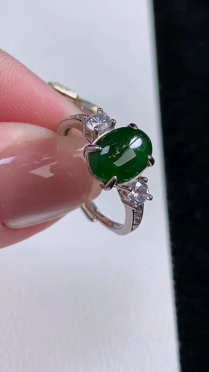 天然A货翡翠蛋面戒指，尺寸10-7，重:0.41g2025年11月13日
工厂直销收藏佳品,种好水足，色泽均匀，有种有色，上手高大气！