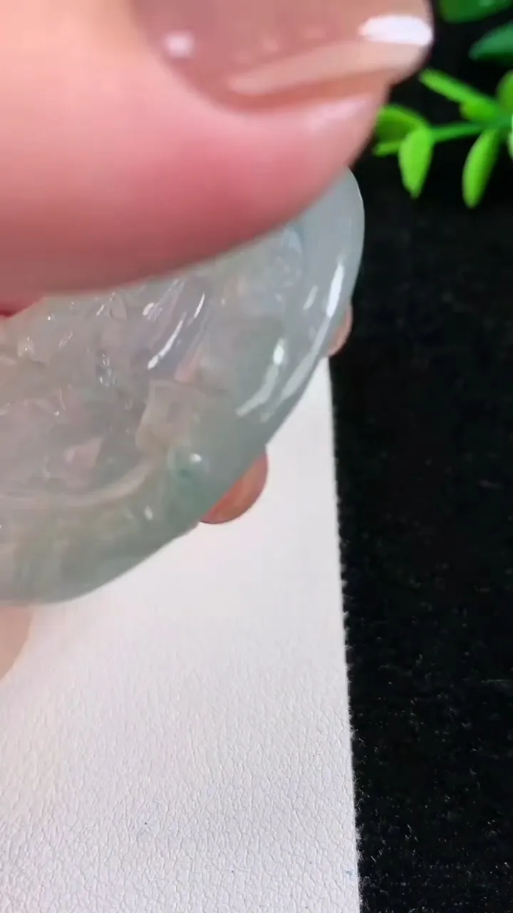 天然A货翡翠大日如来吊坠，尺寸53-5，重:28.91g
11月13日