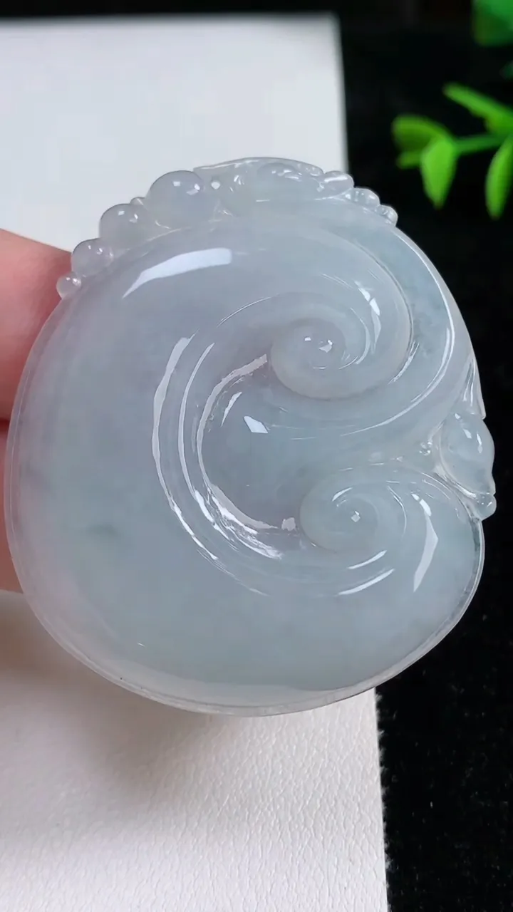 天然A货翡翠冰种飘花如意吊坠，尺寸52.3-45.7-6，重量:26.81g
11月13日