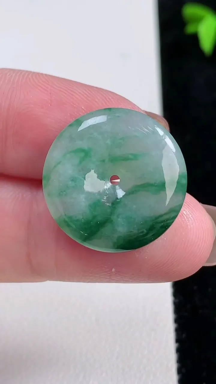 天然A货翡翠平安扣吊坠，尺寸21-3.8，重量:3.83g
11月13日