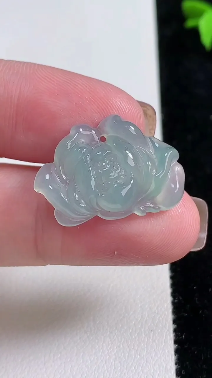 天然A货翡翠和和美美 荷花吊坠，尺寸25-16.4-4，重量:2.95g
11月13日
