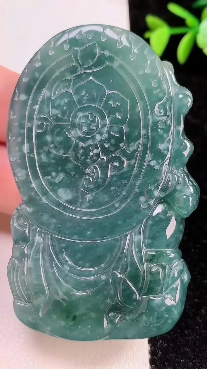 天然A货翡翠蓝水双彩大势至菩萨吊坠，尺寸70-43-14，重:84.21g
11月13日