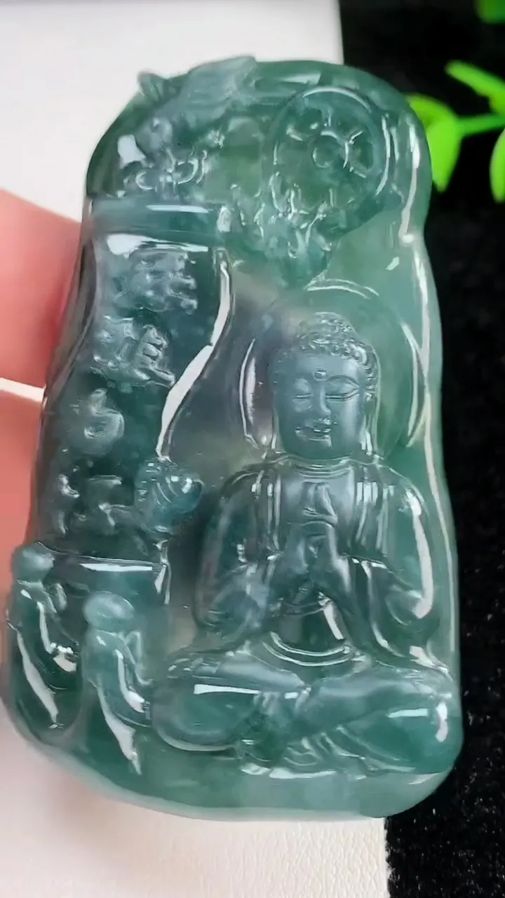 天然A货翡翠阿弥陀佛吊坠，尺寸69.5-41-6.3，重量:38.01g
11月13日
