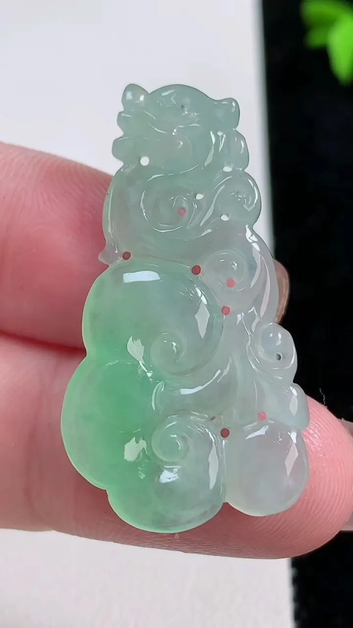 天然A货翡翠龙牌吊坠，尺寸37-20.3-3.2，重量:4.54g
11月13日