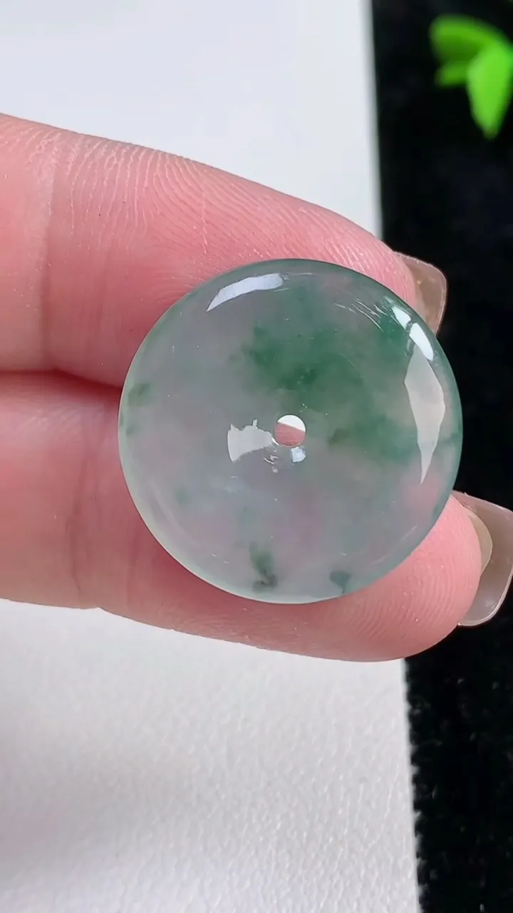 天然A货翡翠冰种飘花平安扣吊坠，尺寸22.6-3.5，重量:4.25g
11月13日