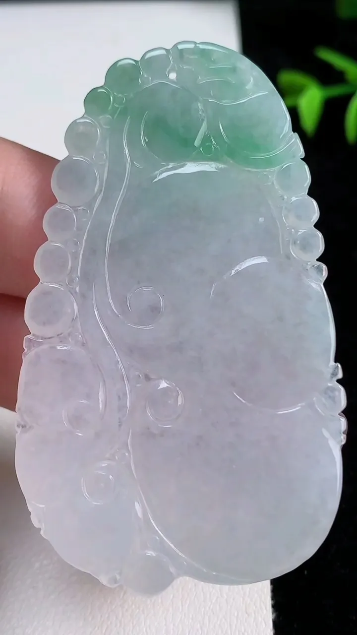 天然A货翡翠如意吊坠，尺寸65.6-38.4-4，重量:21.32g
11月13日