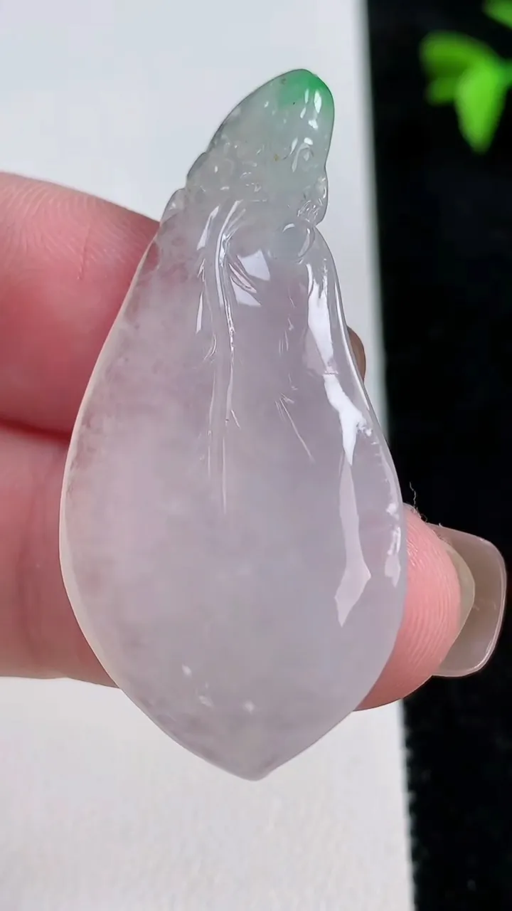 天然A货翡翠金枝玉叶 叶子吊坠，尺寸44.7-21-5.2，重量:8.25g
11月13日