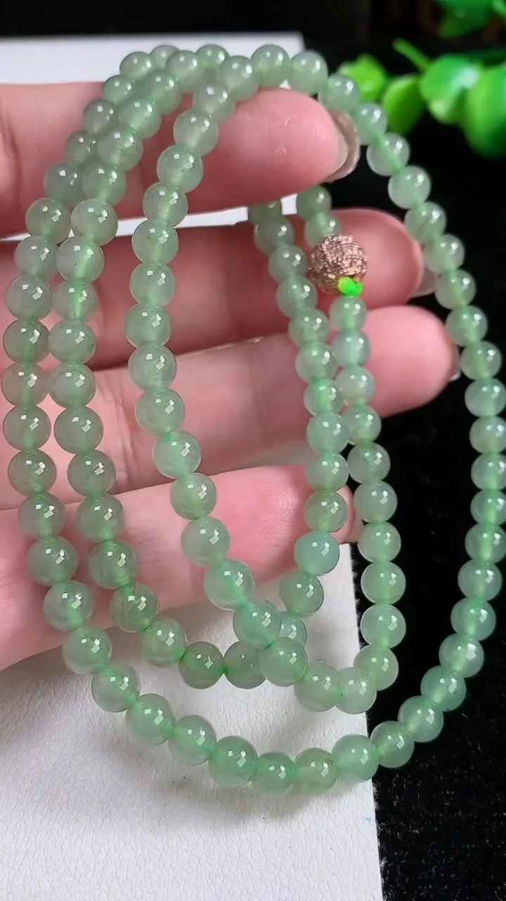 天然A货翡翠圆珠项链，尺寸5.2-5.5-116颗，重:32.48g
11月13日