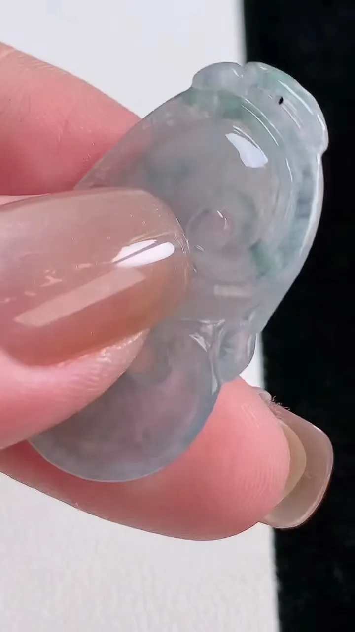 天然A货翡翠冰种飘花如意吊坠，尺寸35.5-21.3-3.4，重:5.06g
11月13日