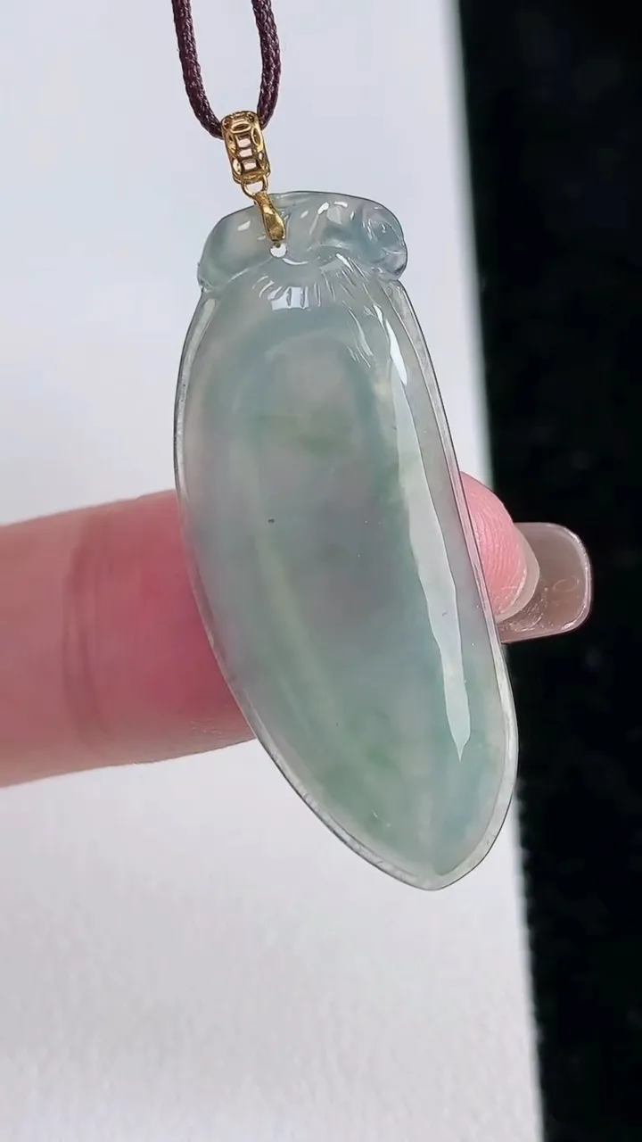 天然A货翡翠飘花福瓜吊坠，尺寸35.8-14.6-4.8，重:4.61g
11月13日