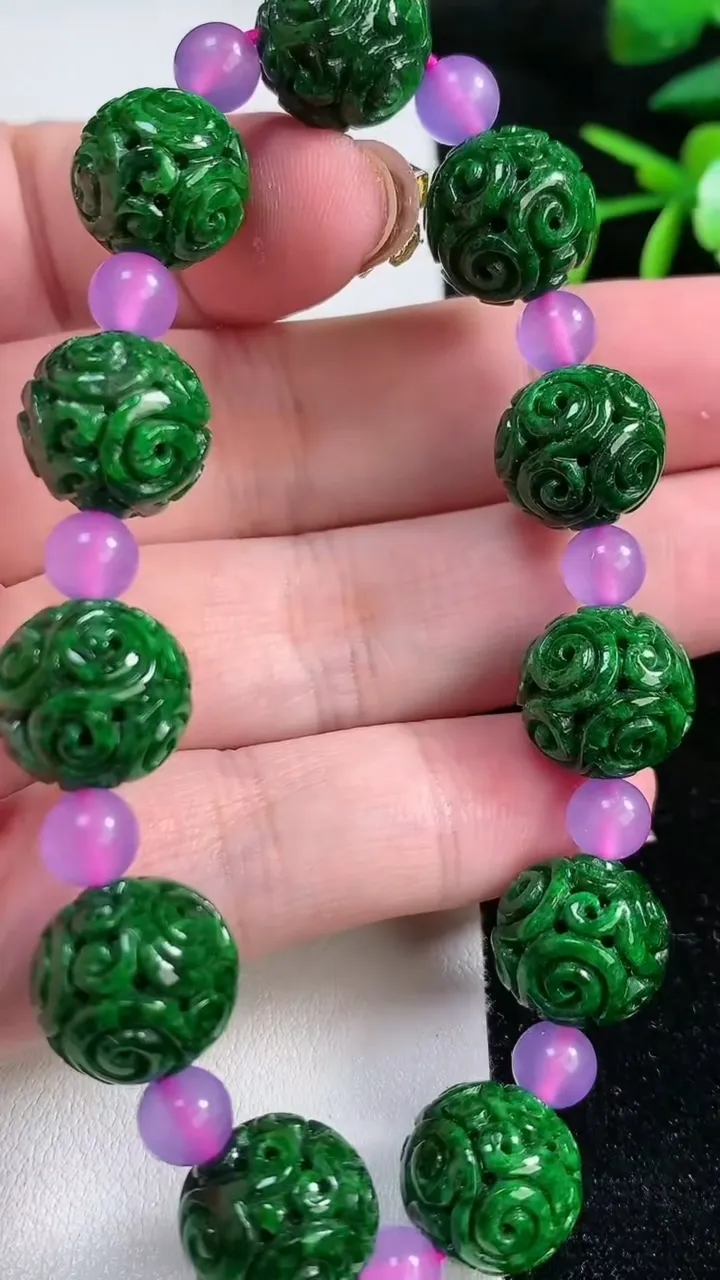 天然A货翡翠雕花圆珠手串，尺寸13.5，重:41.24g11月13日
工厂直销收藏佳品,种好水足，色泽均匀，有种有色，上手高大气！