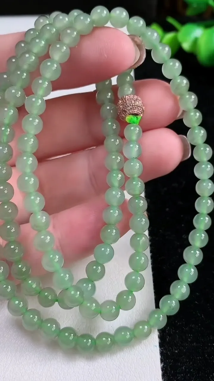 天然A货翡翠圆珠项链，尺寸5.2-5.5-116颗，重:32.48g
11月13日