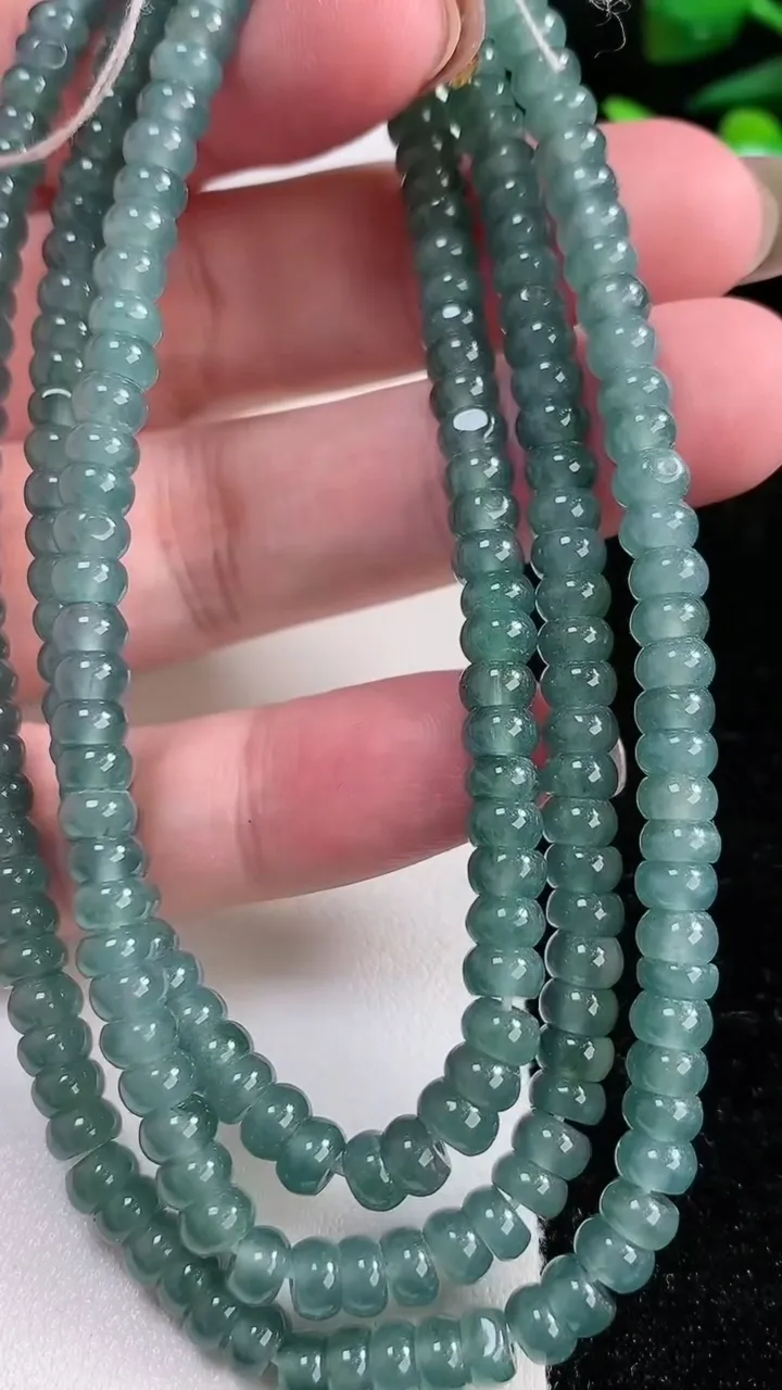 天然A货翡翠算盘珠项链，尺寸5.2-124颗，重:42.47g11月13日
工厂直销收藏佳品,种好水足，色泽均匀，有种有色，上手高大气！