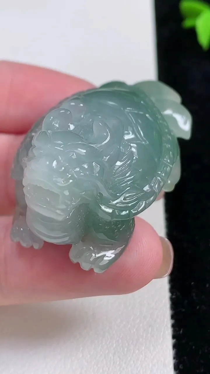 天然A货翡翠龙龟小摆件，尺寸45.7-28-20.2，重量:34.60g
11月13日