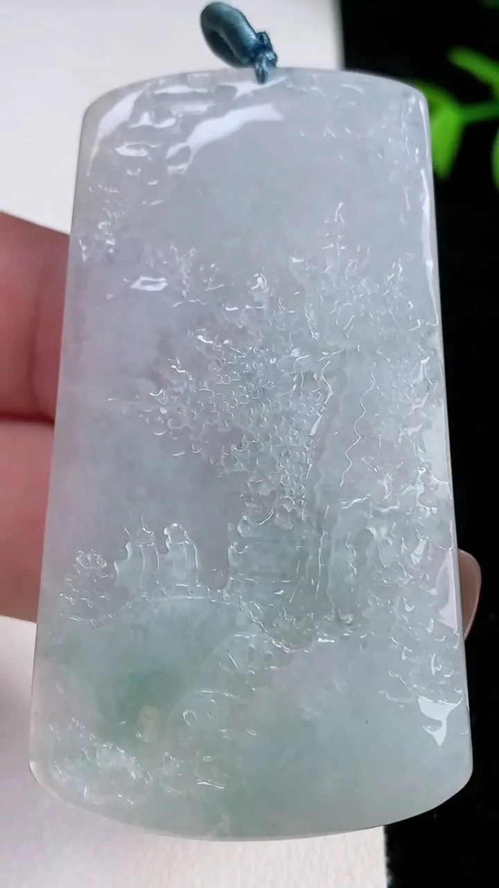 天然A货翡翠山水牌吊坠，尺寸63.3-35-5，重量:24.80g
11月13日