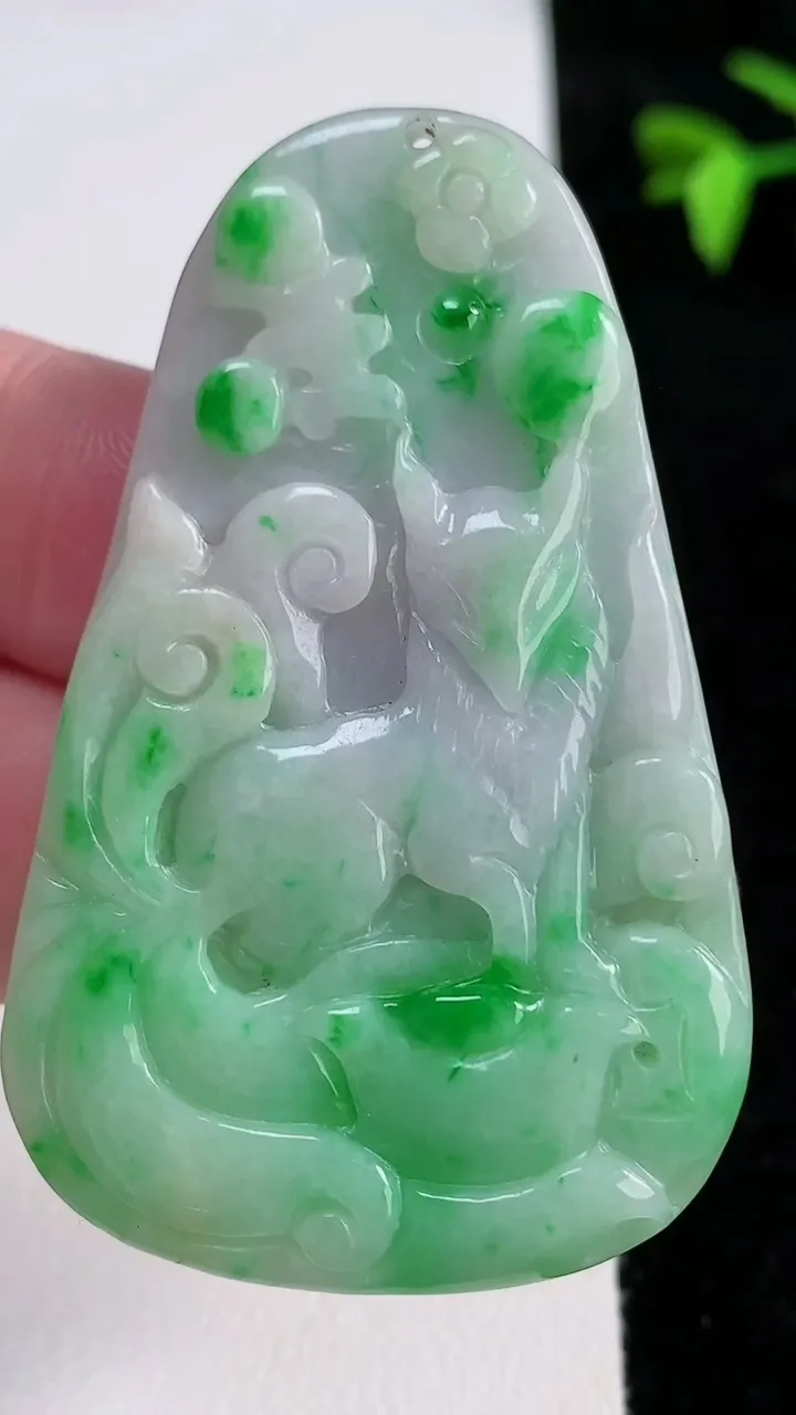 天然A货翡翠九尾狐吊坠，尺寸54.2-33.8-3.8，重量:17.30g
11月13日