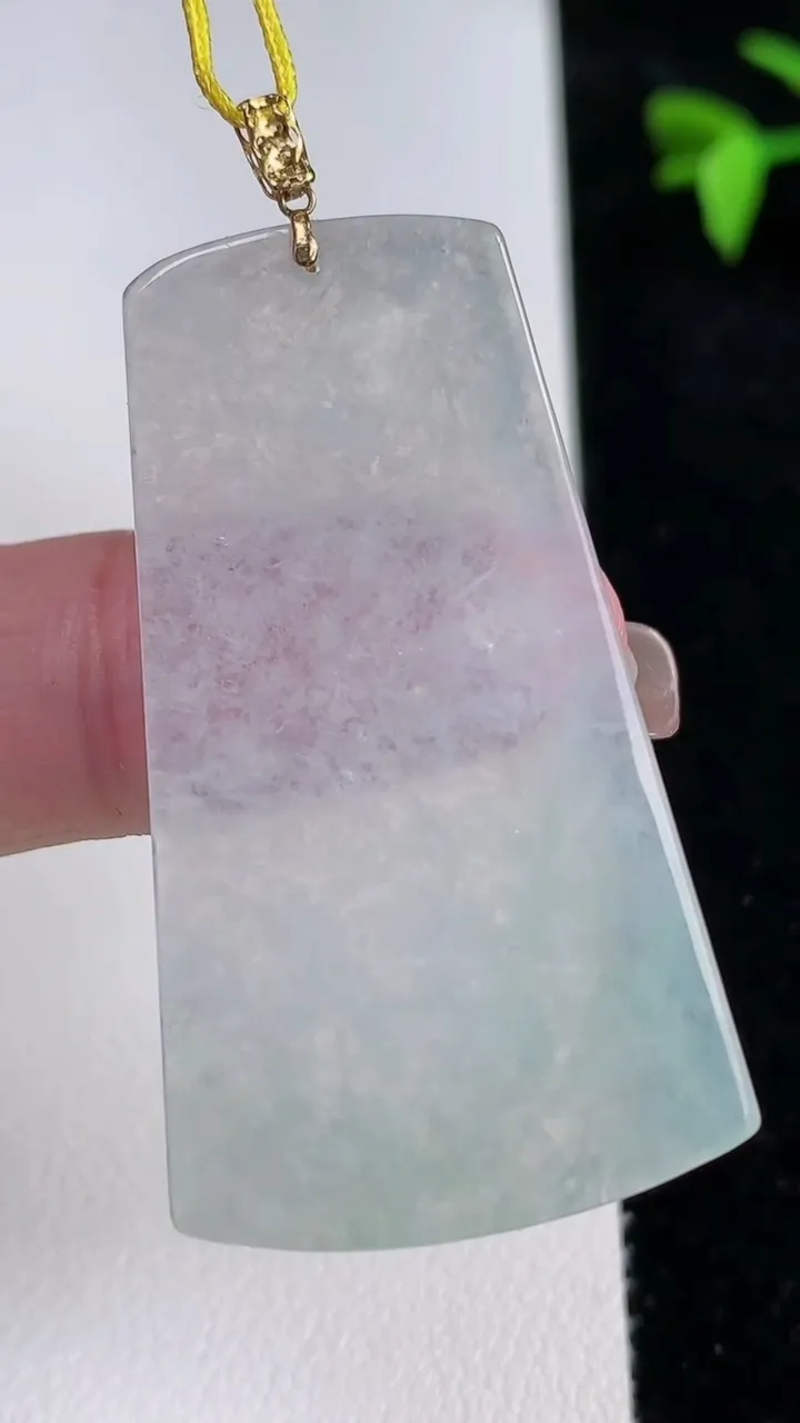 天然A货翡翠无事牌吊坠，尺寸44.3-25.5-2.5，重量:7.65g
11月13日