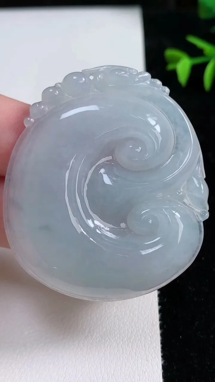 天然A货翡翠冰种飘花如意吊坠，尺寸52.3-45.7-6，重量:26.81g
11月13日