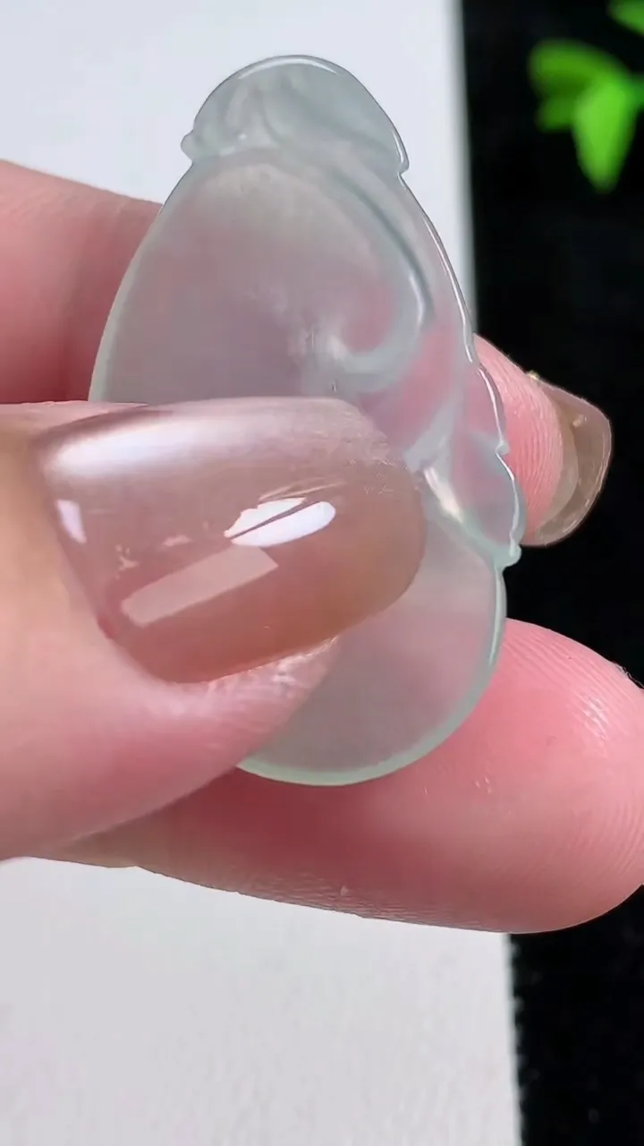 天然A货翡翠如意吊坠，尺寸34.8-20.8-3.2，重量:5.15g
11月13日