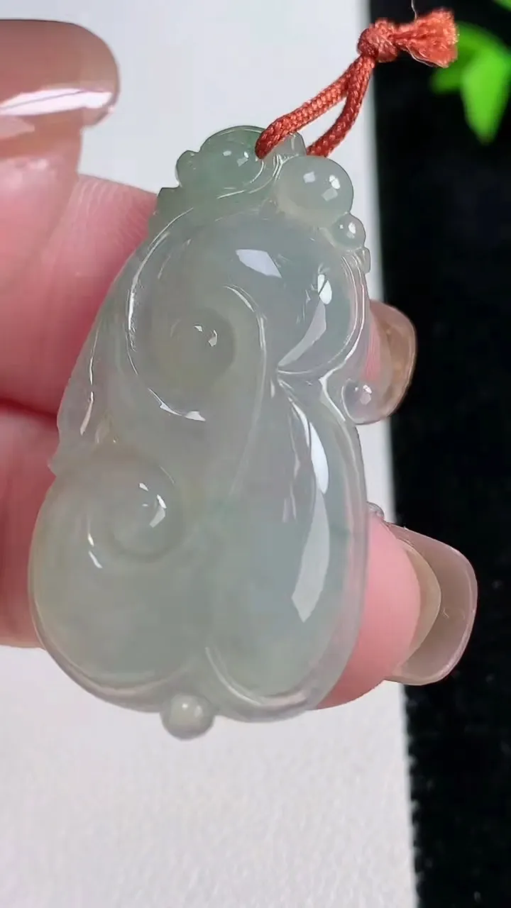 天然A货翡翠如意吊坠，尺寸38-21-4.8，重量:7.03g
11月13日