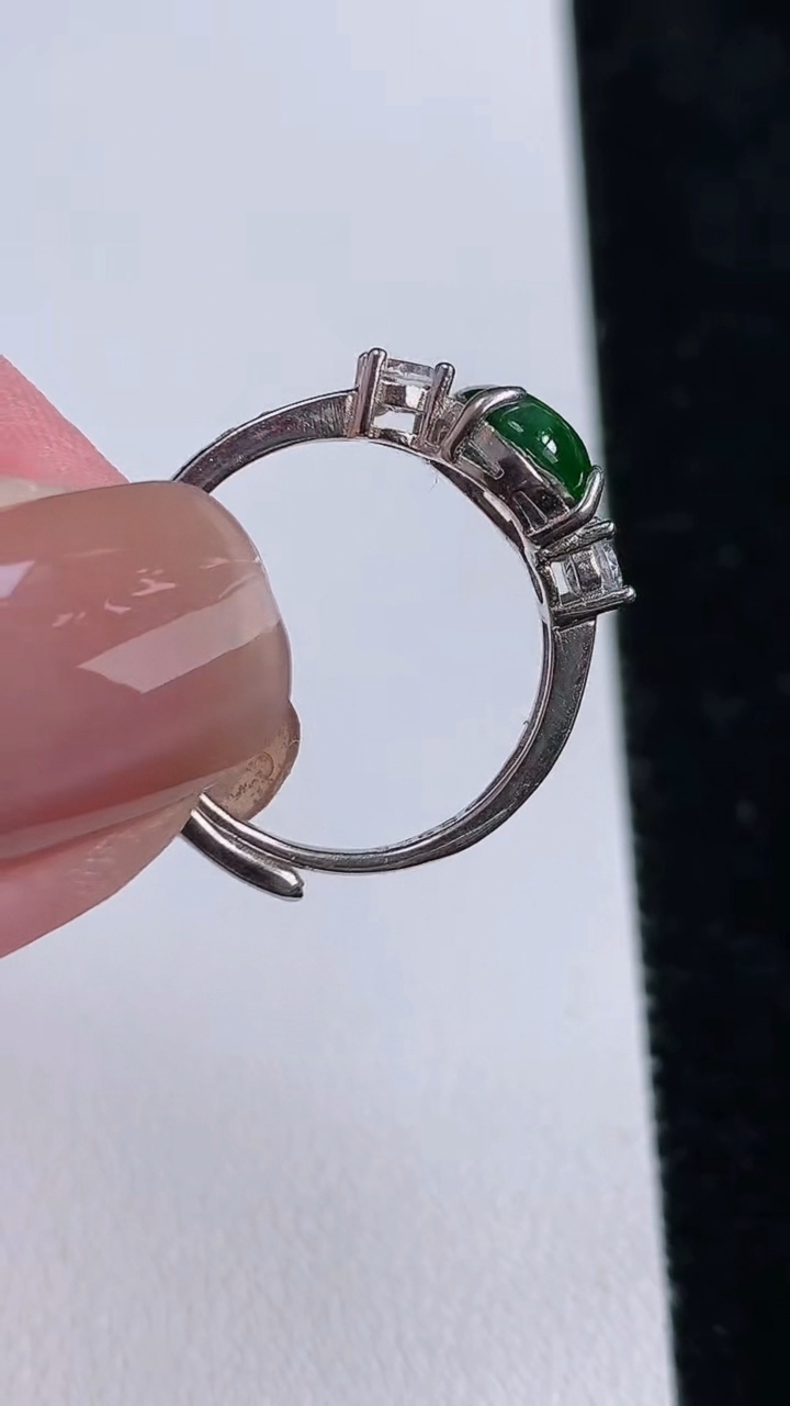 天然A货翡翠蛋面戒指，尺寸10-7，重:0.41g2025年11月13日
工厂直销收藏佳品,种好水足，色泽均匀，有种有色，上手高大气！