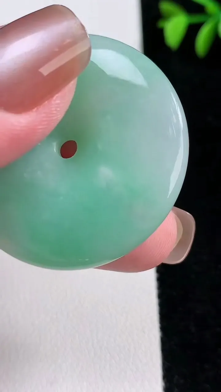 天然A货翡翠平安扣吊坠，尺寸38.6-6.6，重:21.41g
11月13日