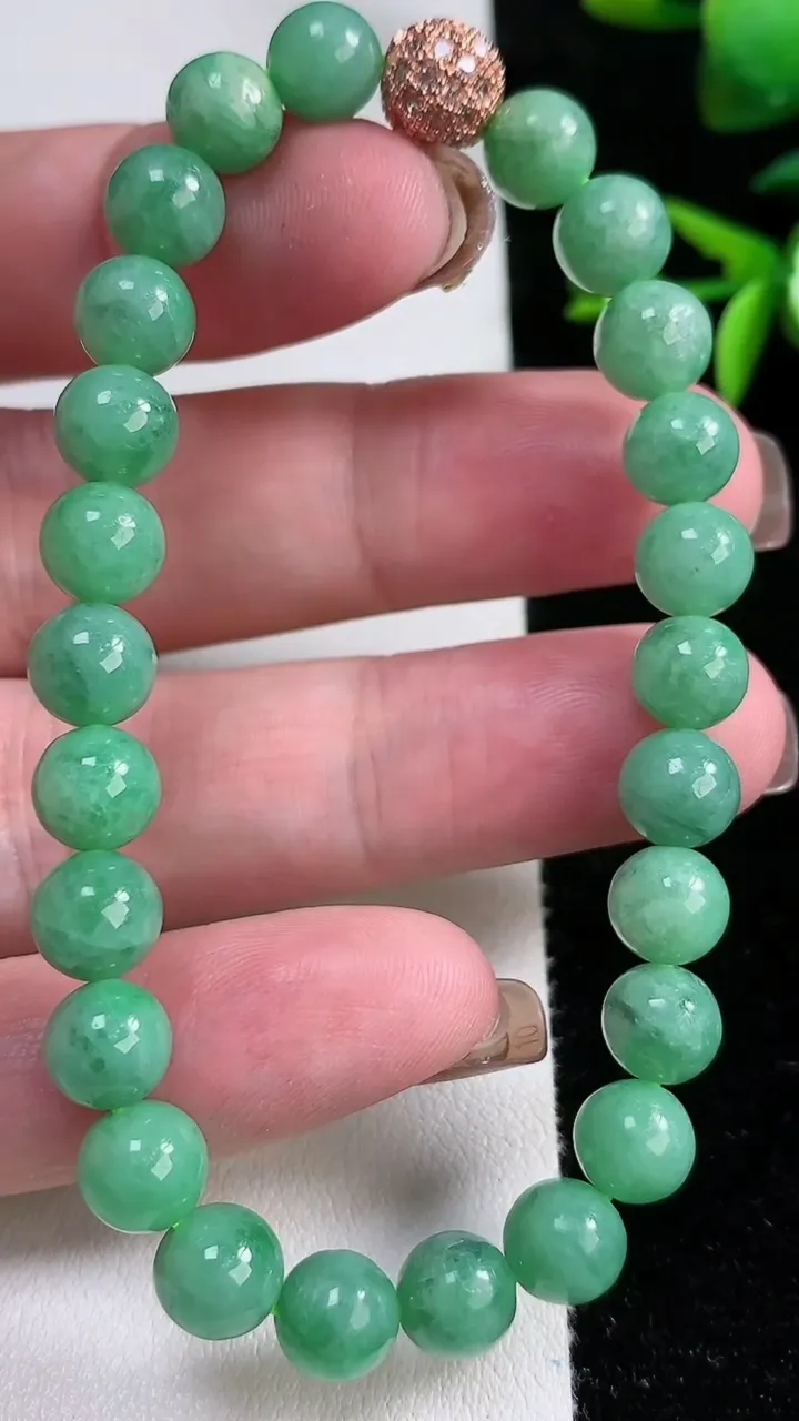 天然A货翡翠圆珠手串，尺寸7.4-25颗，重:19.68g11月13日
工厂直销收藏佳品,种好水足，色泽均匀，有种有色，上手高大气！