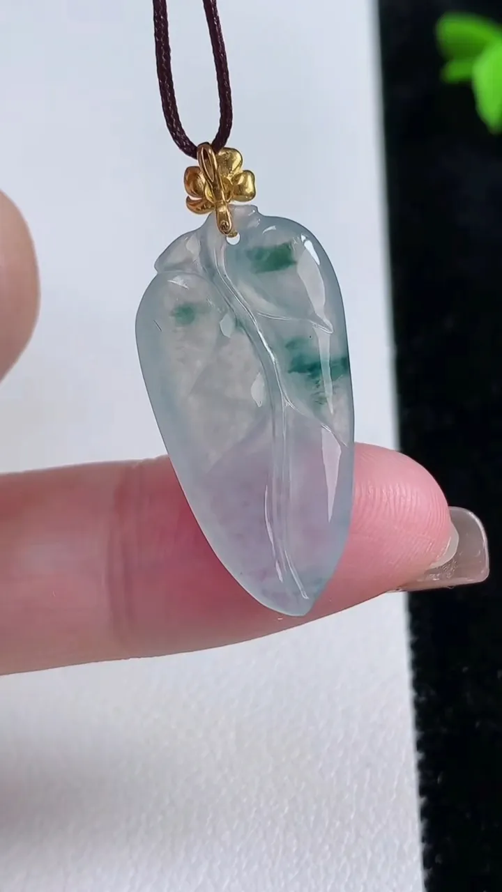 天然A货翡翠种飘花金枝玉叶 叶子吊坠，尺寸26.4-14-3，重量:2.44g
11月13日