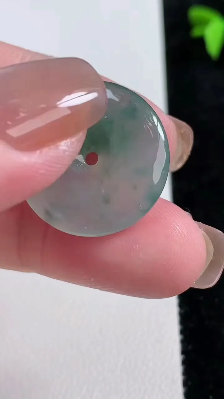 天然A货翡翠冰种飘花平安扣吊坠，尺寸22.6-3.5，重量:4.25g
11月13日