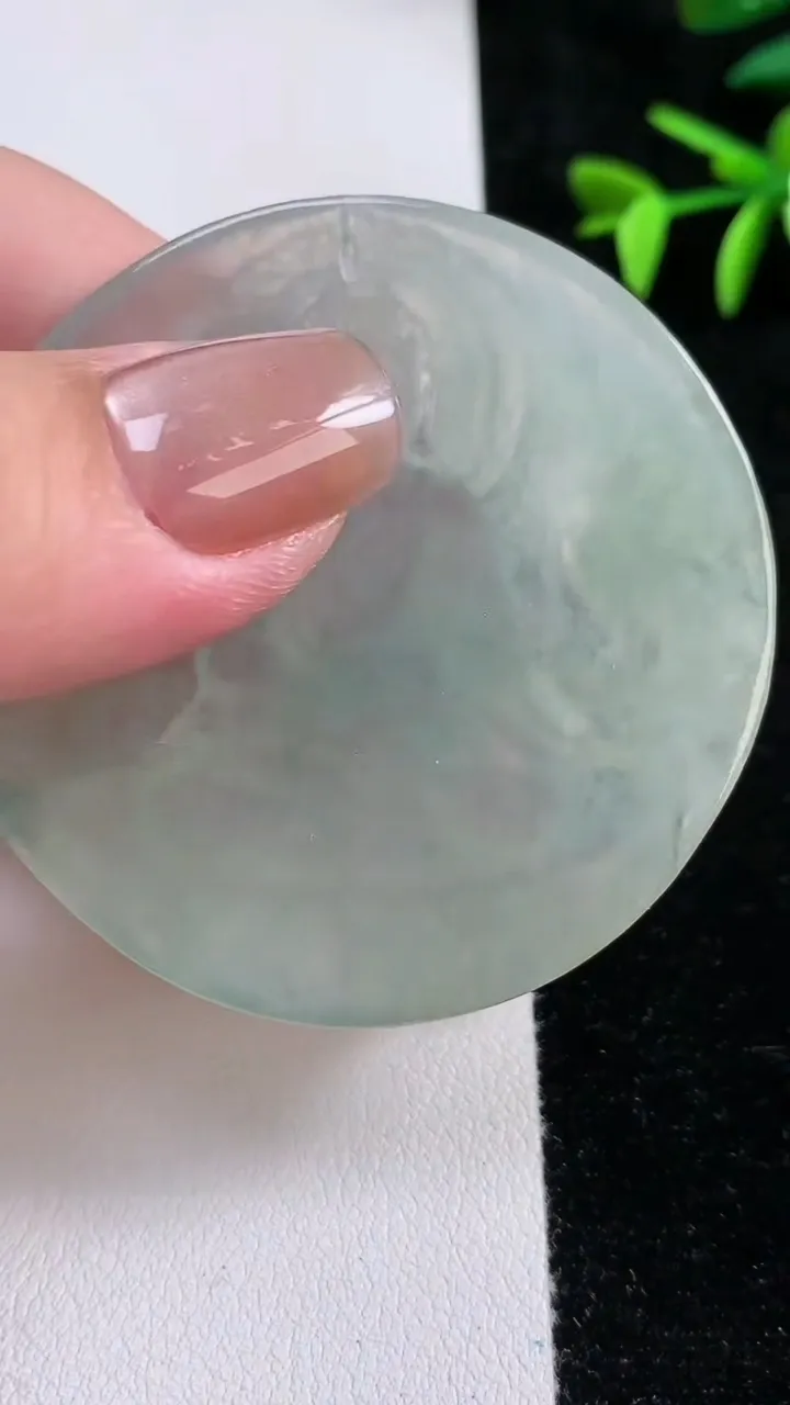 天然A货翡翠大日如来吊坠，尺寸53-5，重:28.91g
11月13日