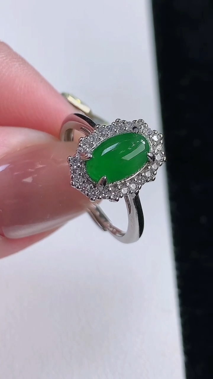 天然A货翡翠蛋面戒指，尺寸8.6-5.3，重:2.35g2025年11月13日
工厂直销收藏佳品,种